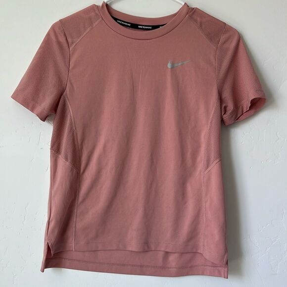 Nike Dri-FIT Training Shirt Pink Nude Short Sleeve‎ Size Small - Picture 1 of 3